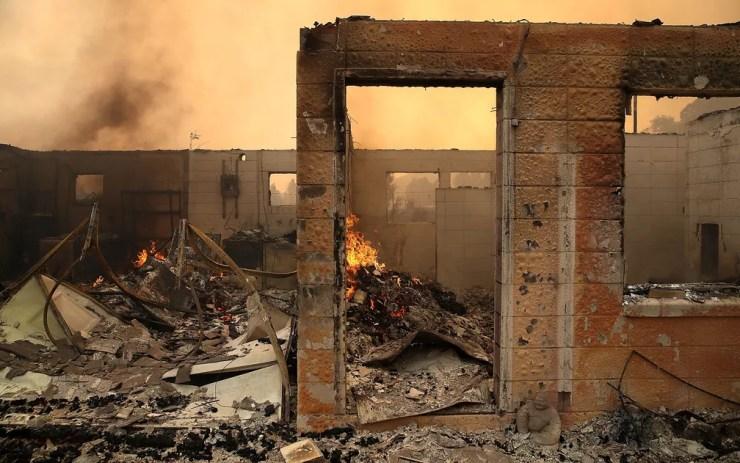 Ruínas de casas destruídas por incêndio em Glen Ellen, na Califórnia, na segunda-feira (9) (Foto: Justin Sullivan/Getty Images/AFP)
