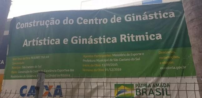 Placa do Governo Federal na frente do Centro de Excelência Esportiva de Ginástica Artística e Ginástica Rítmica de São Caetano do Sul  — Foto: Marcel Merguizo 