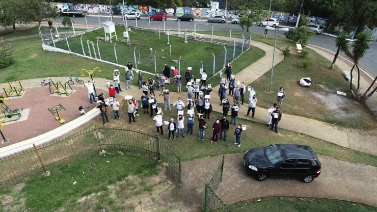 Moradores do Jardim São Paulo, na Zona Norte da capital, reunidos no Mirante de Santana para protestar contra a construção de um prédio de 23 andares a poucos metros do local — Foto: Giaccomo Voccio/G1