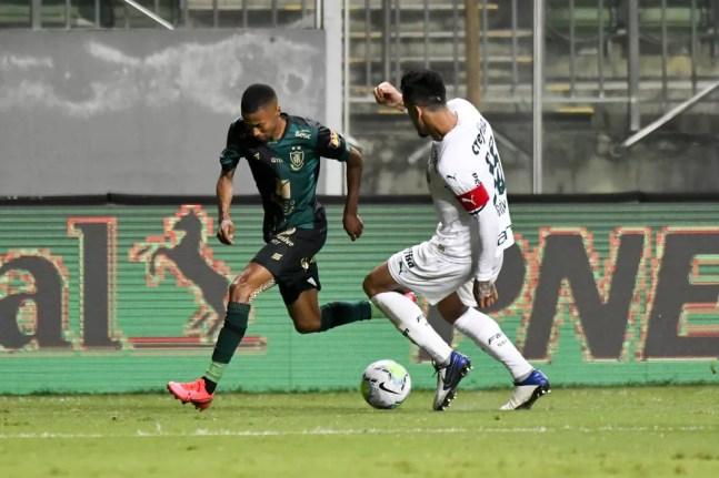 Ademir vai para cima de Gustavo Gómez no duelo contra o Palmeiras — Foto: Mourão Panda/América-MG