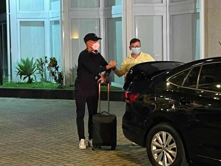 Coutinho desembarca no hotel da seleção brasileira — Foto: Guilherme Pereira
