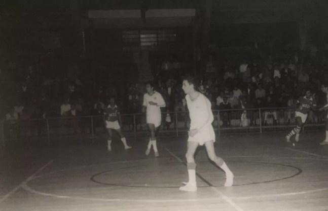 Ênio Perrone em 64, na época em que morava e estudava em São Paulo (e se aventurava no futsal universitário) — Foto: Ênio Luiz Tenório Perrone / Arquivo Pessoal