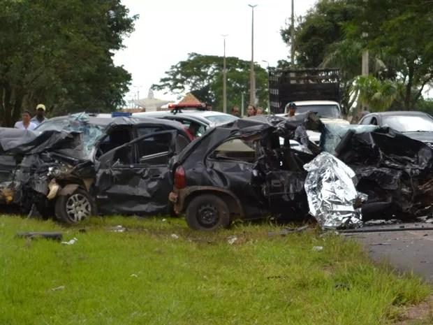 Após batida, veículos ficaram destruídos  (Foto: André Ferreira/Ibirá News)