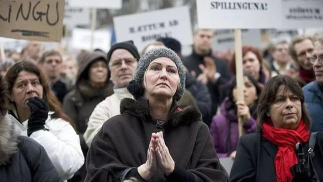 Os islandeses foram uns dos primeiros a sair às ruas para protestar contra os bancos e o governo — Foto: AFP