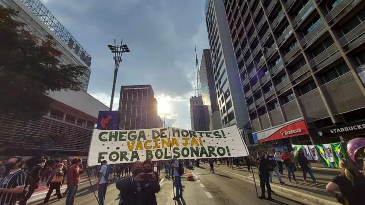 No Masp, manifestantes levam faixa com protesto contra o número de mortes pela Covid-19 — Foto: Rodrigo Rodrigues/G1