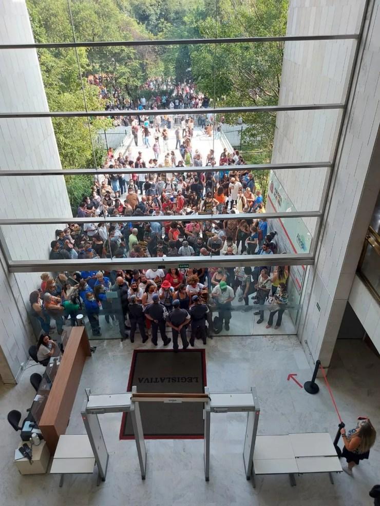 Servidores da Educação são barrados na entrada da Alesp nesta terça-feira (29), após lotação da galeria do plenário principal. — Foto: Acervo pessoal