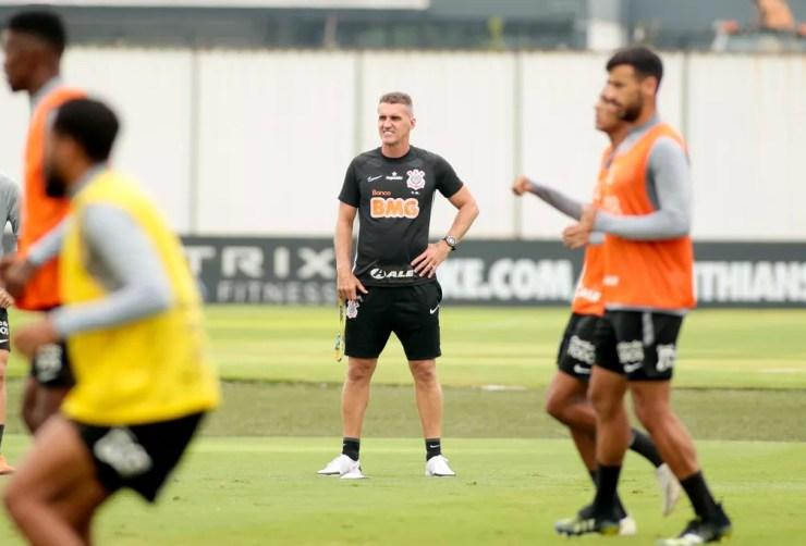 Vagner Mancini observa treino do Corinthians no CT Joaquim Grava — Foto: Rodrigo Coca / Ag.Corinthians