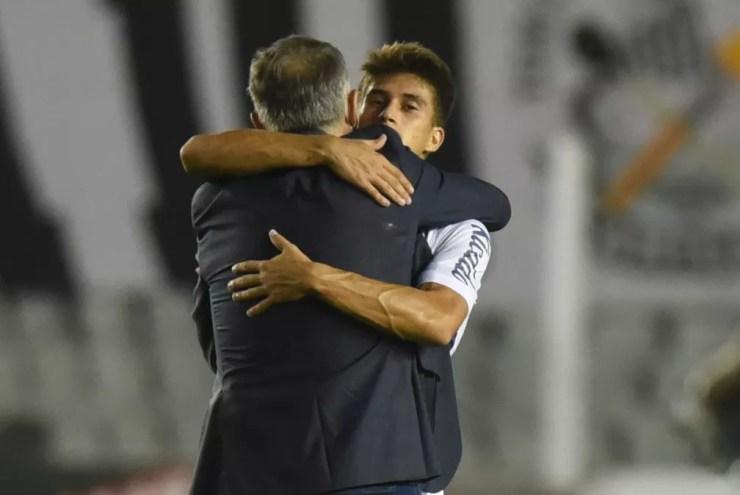 Ariel Holan abraça Gabriel Pirani, um dos meninos da Vila que aturam contra o Ituano — Foto: Ivan Storti/Santos FC