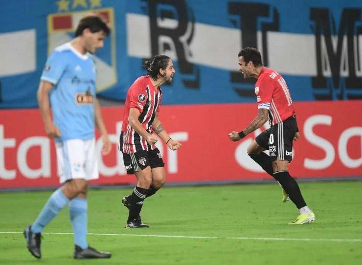 Benítez comemora gol do São Paulo ao lado de Daniel Alves — Foto: Staff Images / CONMEBOL