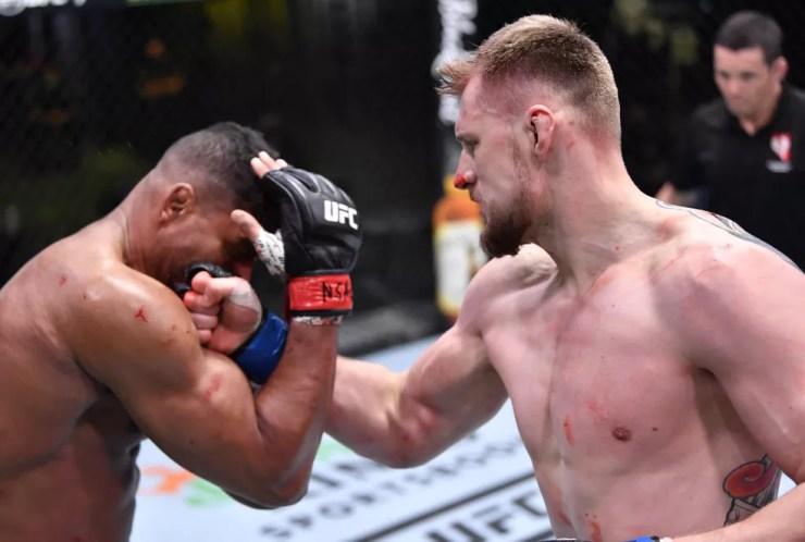 Alexander Volkov (dir.) nocauteou Alistair Overeem (esq.) em sua última luta no UFC — Foto: Getty Images