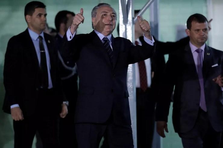 Presidente Michel Temer deixa hospital em Brasília e faz sinal de positivo; ele disse estar 'inteiro' (Foto: Ueslei Marcelino/Reuters)