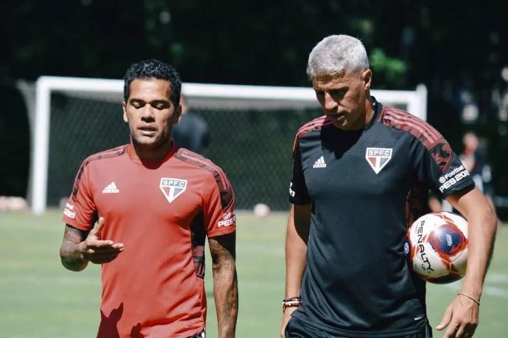Daniel Alves e Crespo conversam durante o treinamento — Foto: Fellipe Lucena / saopaulofc