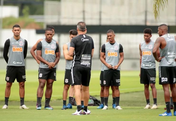 Vagner Mancini orienta jogadores em treino do Corinthians — Foto: Rodrigo Coca/Ag.Corinthians