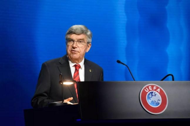 Thomas Bach discursa durante congresso da Uefa na terça-feira — Foto: Richard Juilliart - UEFA/UEFA via Getty Images