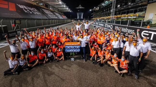 McLaren comemora o terceiro lugar no Mundial de Construtores — Foto: Divulgação