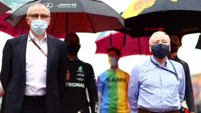 Stefano Domenicali, CEO da F1, e Jean Todt, presidente da FIA, no GP da Hungria de 2021 — Foto: Dan Istitene - Formula 1/Formula 1 via Getty Images