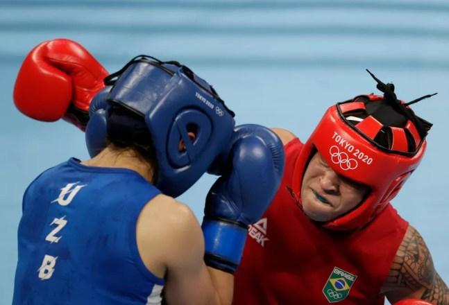 Beatriz Ferreira ataca a uzbeque Raykhona Kodirova nas quartas de final — Foto: REUTERS/Ueslei Marcelino