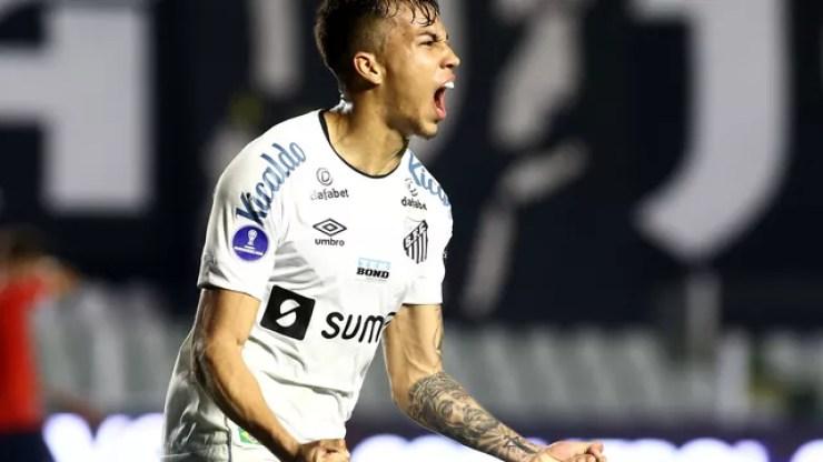 Kaio Jorge comemora gol da vitória do Santos