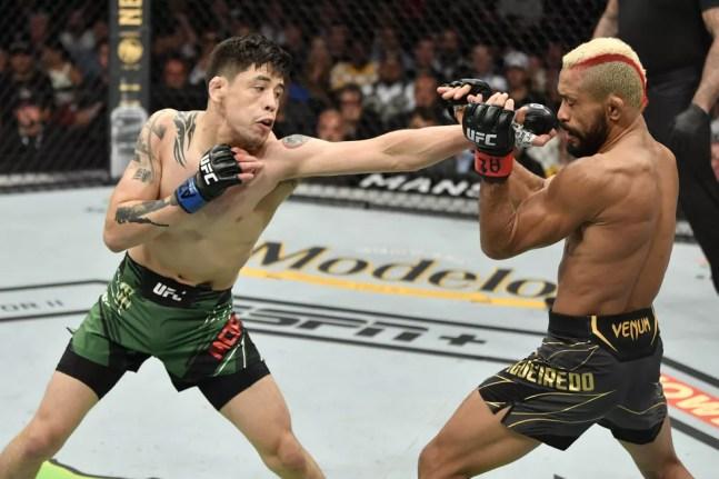 Brandon Moreno golpeia Deiveson Figueiredo no UFC 263 — Foto: Getty Images