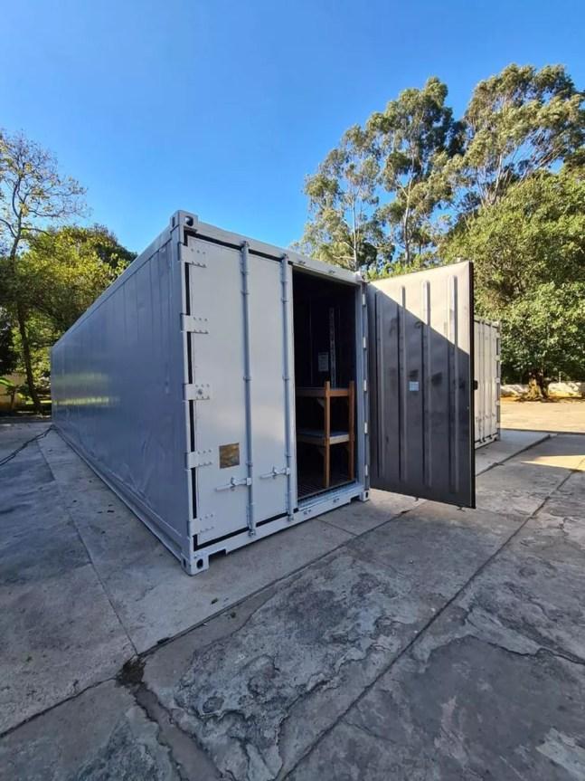 Contêineres refrigerados são instalados no Cemitério Vila Alpina para acomodar corpos antes da cremação. — Foto: Divulgação/Prefeitura de SP