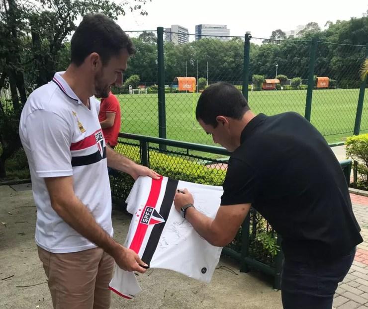 André Jardine assina camisa de torcedor do São Paulo — Foto: Fabiola Andrade