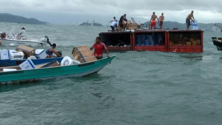 Grupo é flagrado saqueando contêineres que caíram no mar em Santos, SP (Foto: Arquivo Pessoal)