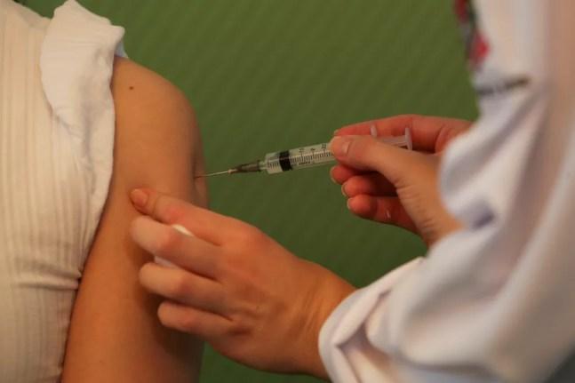 Uma enfermeira recebe uma dose da vacina Coronavac no Hospital das Clínicas, em São Paulo, depois que a agência reguladora de saúde da Anvisa aprovou seu uso emergencial — Foto: Amanda Perobelli/Reuters