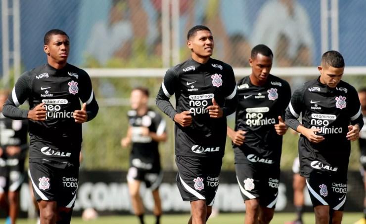 Felipe, Antony, Cauê e Adson durante treino do Corinthians — Foto: Rodrigo Coca/Ag.Corinthians