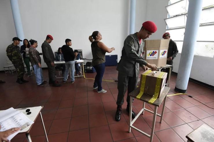 Membros da guarda presidencial de Nicolás Maduro votam neste domingo (20) em Caracas  (Foto: Juan Barreto/AFP)