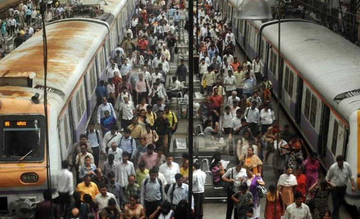 Passageiros indianos lotam a plataforma da estação ferroviária Churchgate na véspera do Dia Mundial da População, em Mumbai. África e Ásia são os continentes que vão ver o crescimento mais rápido da população urbana nos próximos 40 anos. — Foto: Punit Paranjpe/AFP