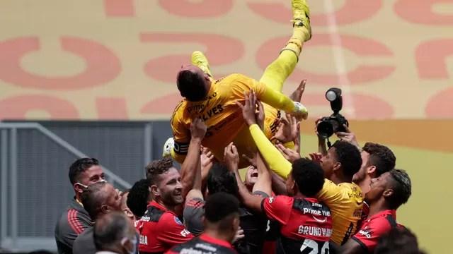 Diego Alves, herói da final, é jogado para cima por jogadores do Flamengo