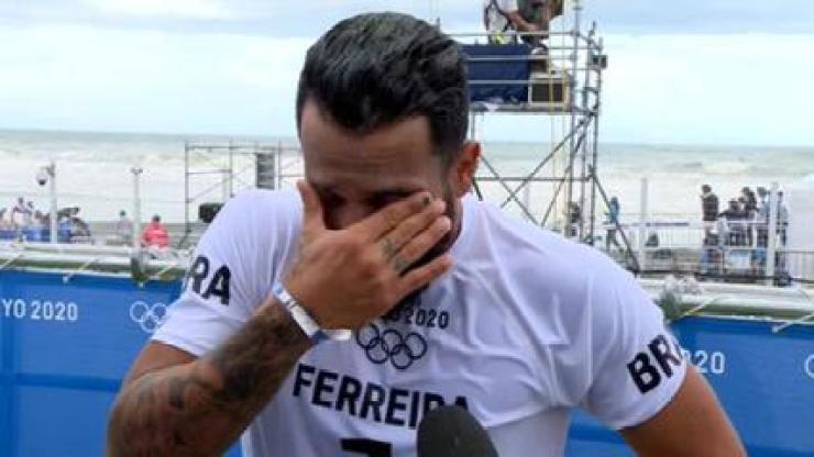 Italo Ferreira chora ao falar do ouro: 'Meu nome está escrito na história do surfe'