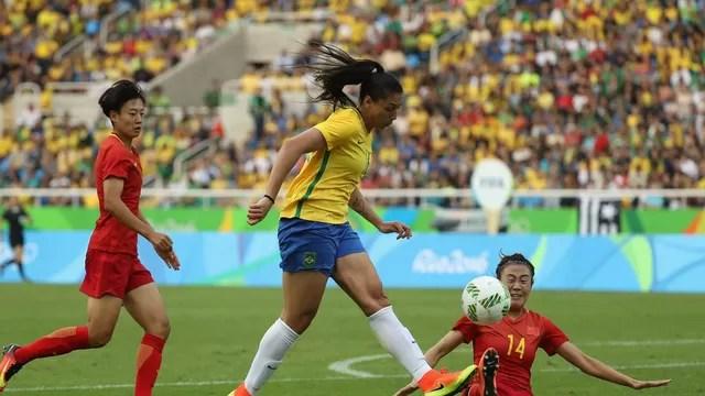 Brasil atropela a China e começa com o pé direito a busca pelo ouro no futebol femininoTime comandado por Vadão tem paciência, supera a retranca asiática e Marta deixa o campo ovacionada