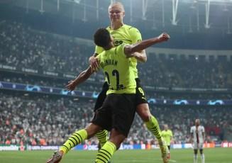 Bellingham e Haaland comemoram gol do Borussia Dortmund sobre o Besiktas — Foto: Alex Grimm/Getty Images
