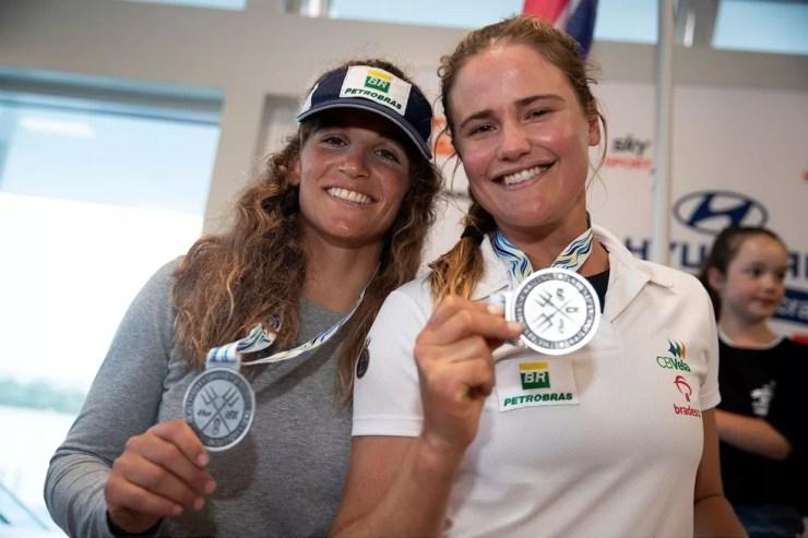 Martine Grael e Kahena Kunze com a prata do Mundial de Auckland 2019 — Foto: Sailing Energy