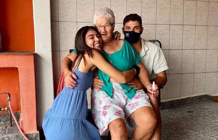 Thiago Braz junto com a esposa, Ana Paula de Oliveira, e a avó, Maria do Carmo Santos Silva — Foto: Arquivo pessoal