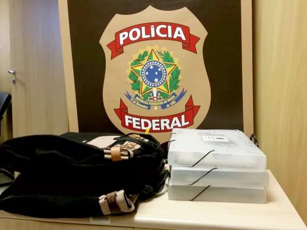 Malotes com material apreendido em dez endereços do Distrito Federal nesta sexta-feira (16) (Foto: Polícia Federal/Divulgação)