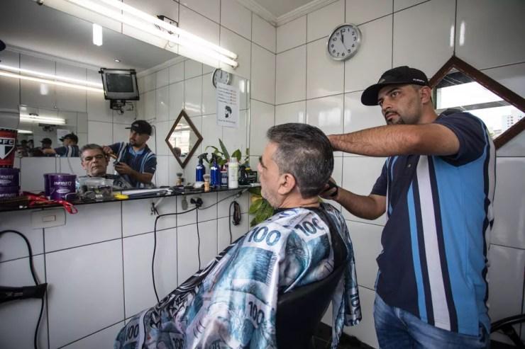 O cabeleireiro Juliano da Silva, de 34 anos, votou em Bolsonaro porque 'ele não vai dar mole' para os ladrões — Foto: Fábio Tito/G1