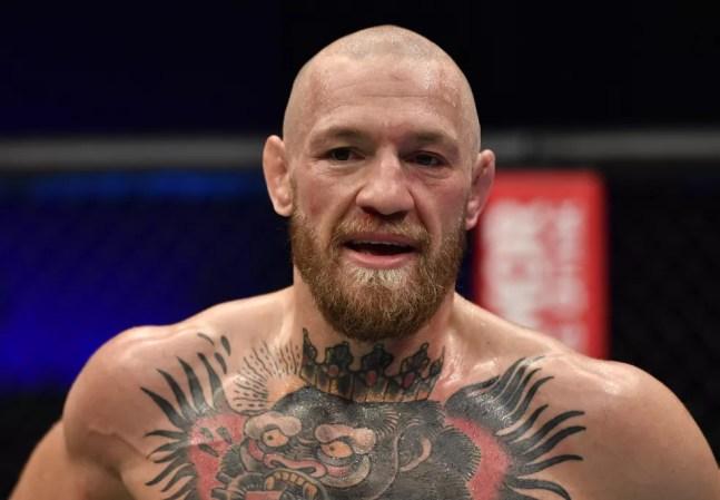 Conor McGregor ainda está em fase de recuperação da lesão sofrida em julho — Foto: Getty Images