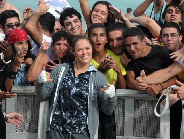 Ronda Rousey mobilizou multidões mesmo no Rio, quando enfrentou a brasileira Bethe Correia — Foto: André Durão