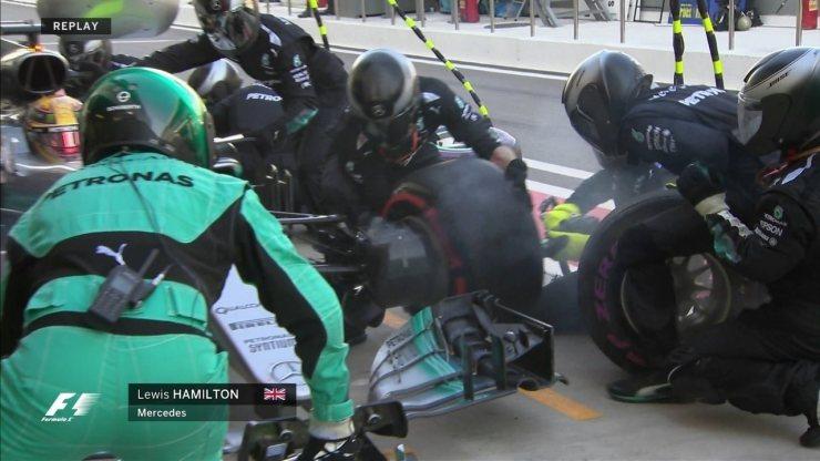 Lewis Hamilton também vai para os boxes trocar os pneus