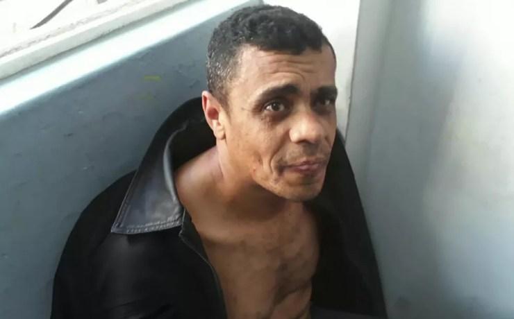 Adelio Bispo de Oliveira no dia em que foi preso; ele é suspeito de ter dado facada em Bolsonaro — Foto: Reprodução/GloboNews