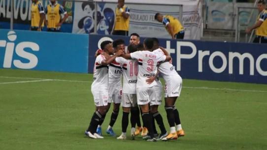 Jogadores do São Paulo comemoram o gol de Luciano