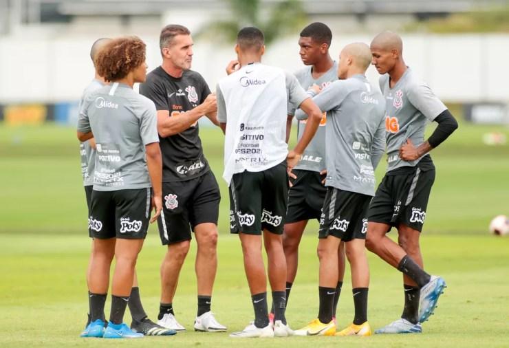 Mancini conversa com jovens jogadores do Corinthians — Foto: Rodrigo Coca / Ag.Corinthians