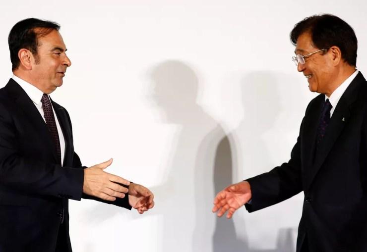 Carlos Ghosn e Osamu Masuko, CEO da Mitsubishi, no dia em que foi anunciada a compra de 34% das ações da montadora japonesa pela Nissan, em 2016 — Foto: Thomas Peter / Reuters