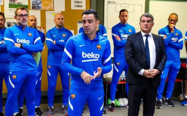 Técnico foi acompanhado do presidente do clube — Foto: Divulgação/Barcelona