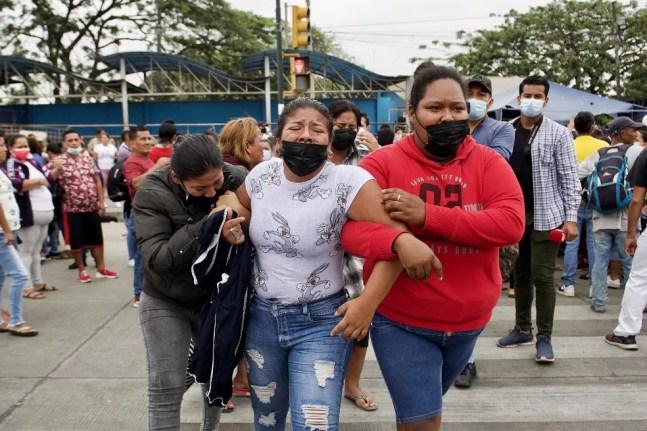 Parentes de pessoas presas em Guayaquil aguardam notícias do lado de fora da prisão, em 13 de novembro de 2021 — Foto: Fernando Mendez / AFP