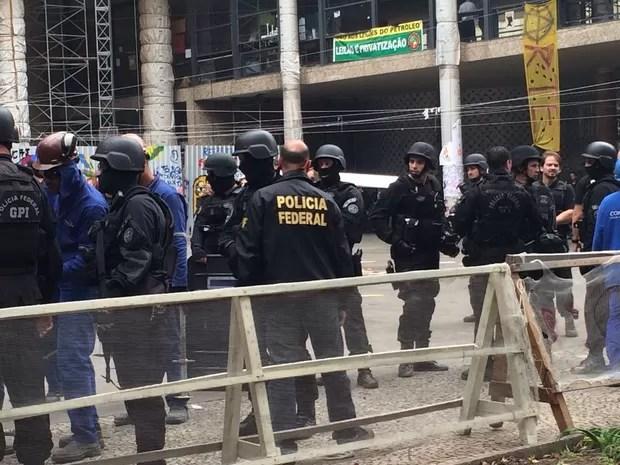 Agentes da Polícia Federal ocupam prédio desde o começo da manhã desta segunda (Foto: Cristina Boeckel / G1)