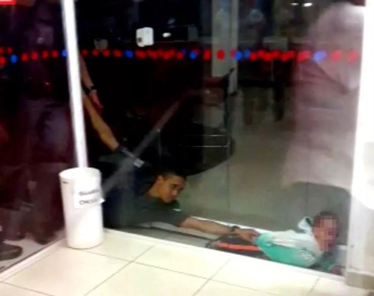 Criança estava presa entre duas portas de vidro (Foto: Divulgação)