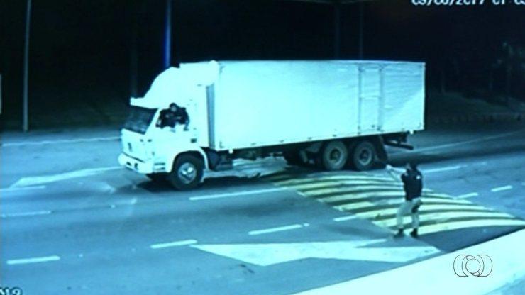 Caminhoneiro pula de veículo ao ser rendido por criminoso, em Goiás